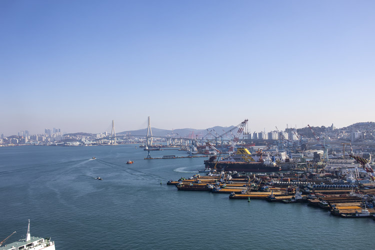 中国4月份外贸数据出炉！核心行业增长趋势解读